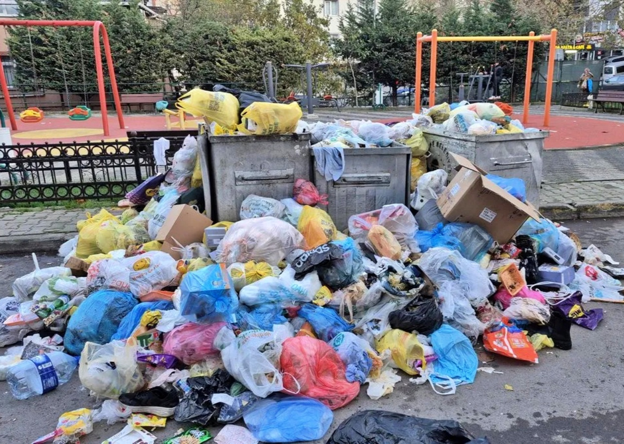 Maltepe’de çöp krizi büyüyor: İşçiler iş bıraktı, sokaklar çöp dağlarıyla kaplandı
