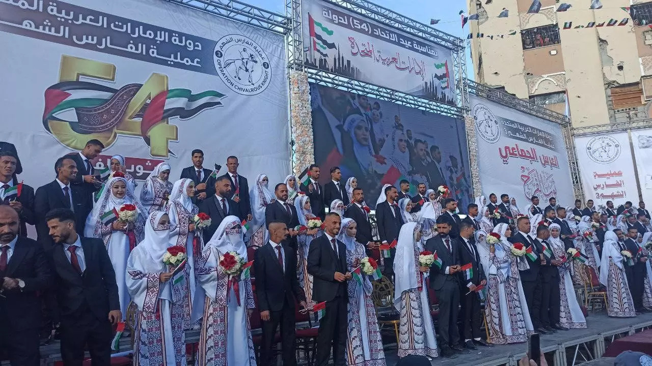 Savaşın gölgesinde 54 çift Gazze enkazları arasında nikahlandı