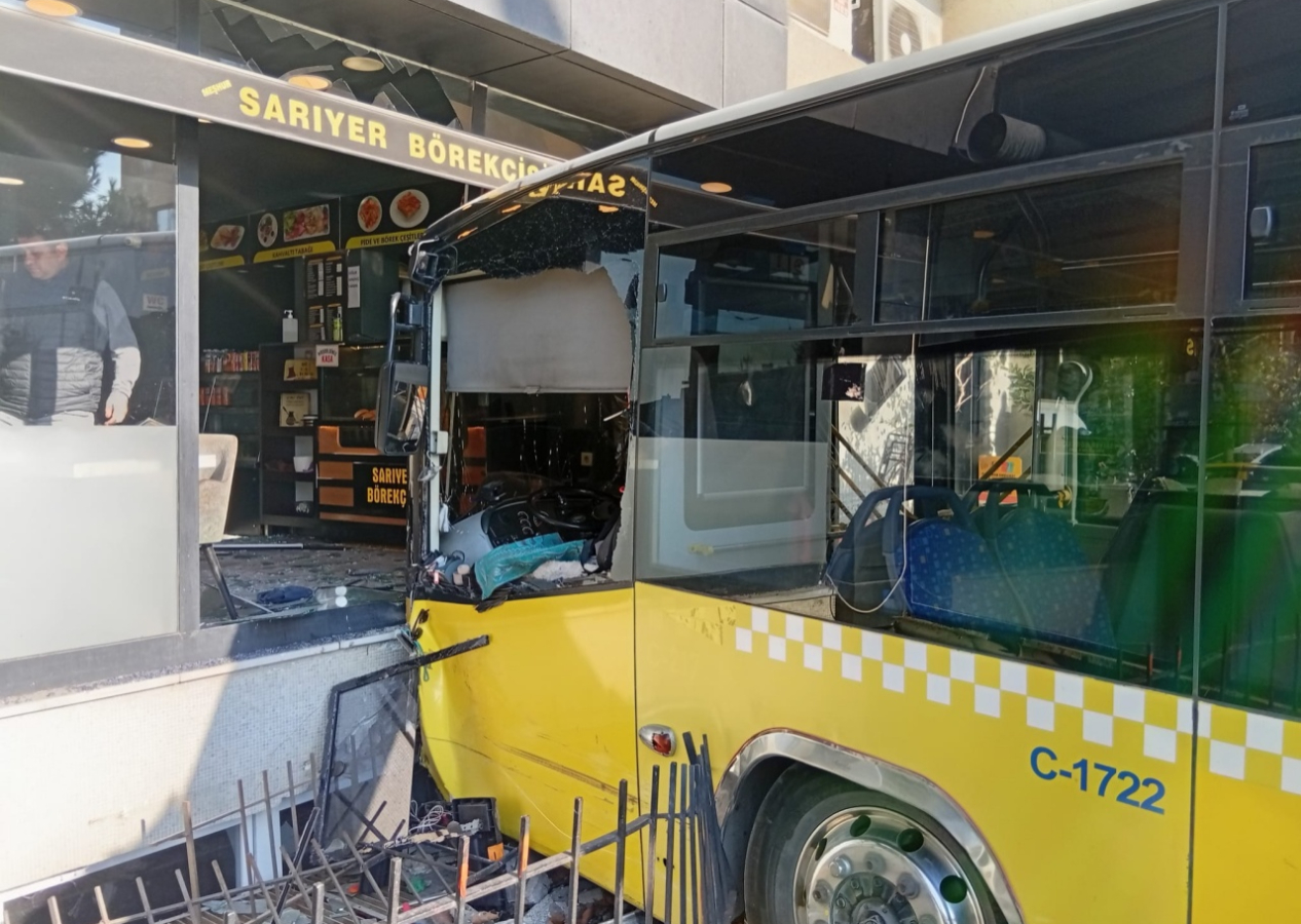 İstanbul’da İETT yine kaza yaptı: Üsküdar’da otobüs börekçiye daldı, 4 yaralı var!