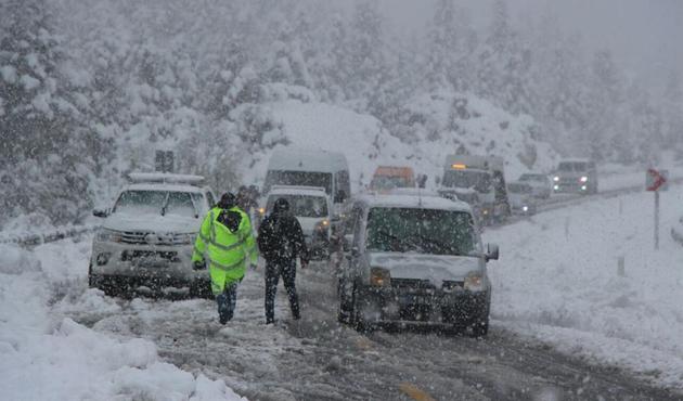 Antalya-Konya yolu yoğun kar yağışı nedeniyle kapandı
