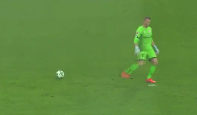 Mainz kalecisi penaltı noktasını top zannetti! / VİDEO