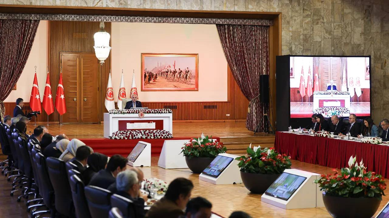 AK Parti'den komisyona "Terörsüz Türkiye" raporu: Eve dönüş düzenlemesi de yer alacak"