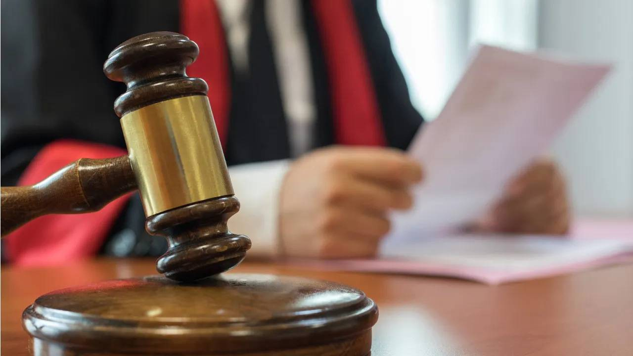 İBB davasında tahliye kararı verilenlerden 11'i hakkında yakalama kararı