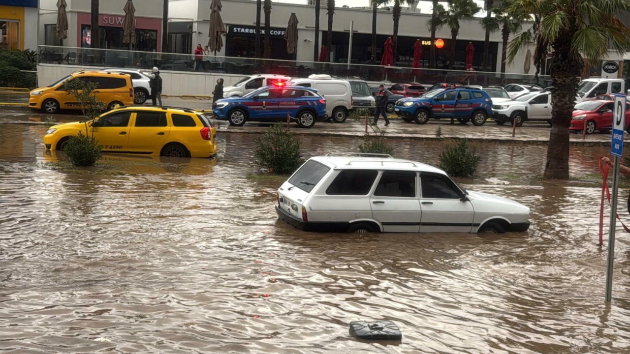 Muğla’da şiddetli yağış alarmı! Bodrum’da hayat durma noktasına geldi