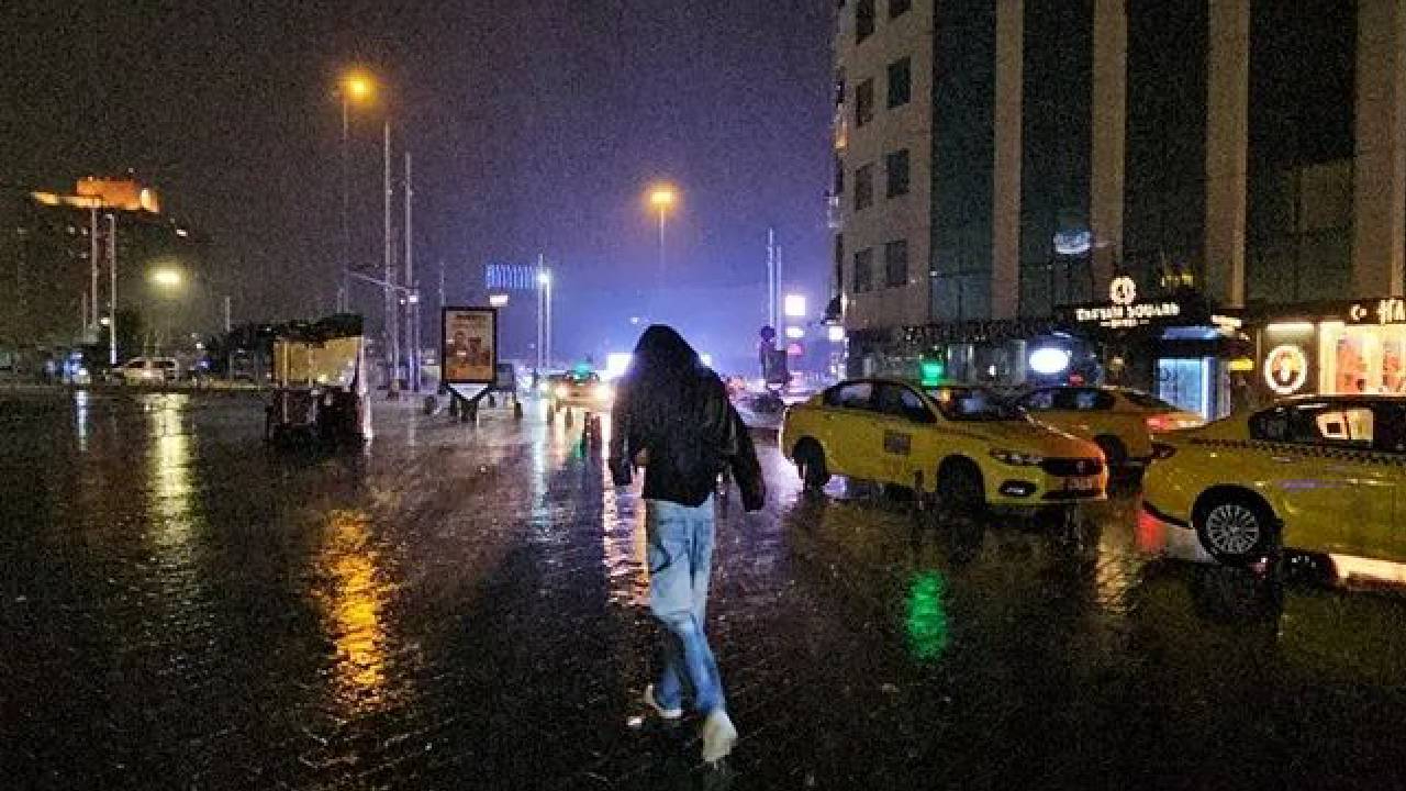 İBB sınıfta kaldı: İstanbul’da sağanak alarmı: Evleri su bastı, caddeler nehre döndü