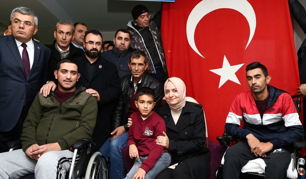 Bakan Kaya'dan saldırıya uğrayan gazilere ziyaret...
