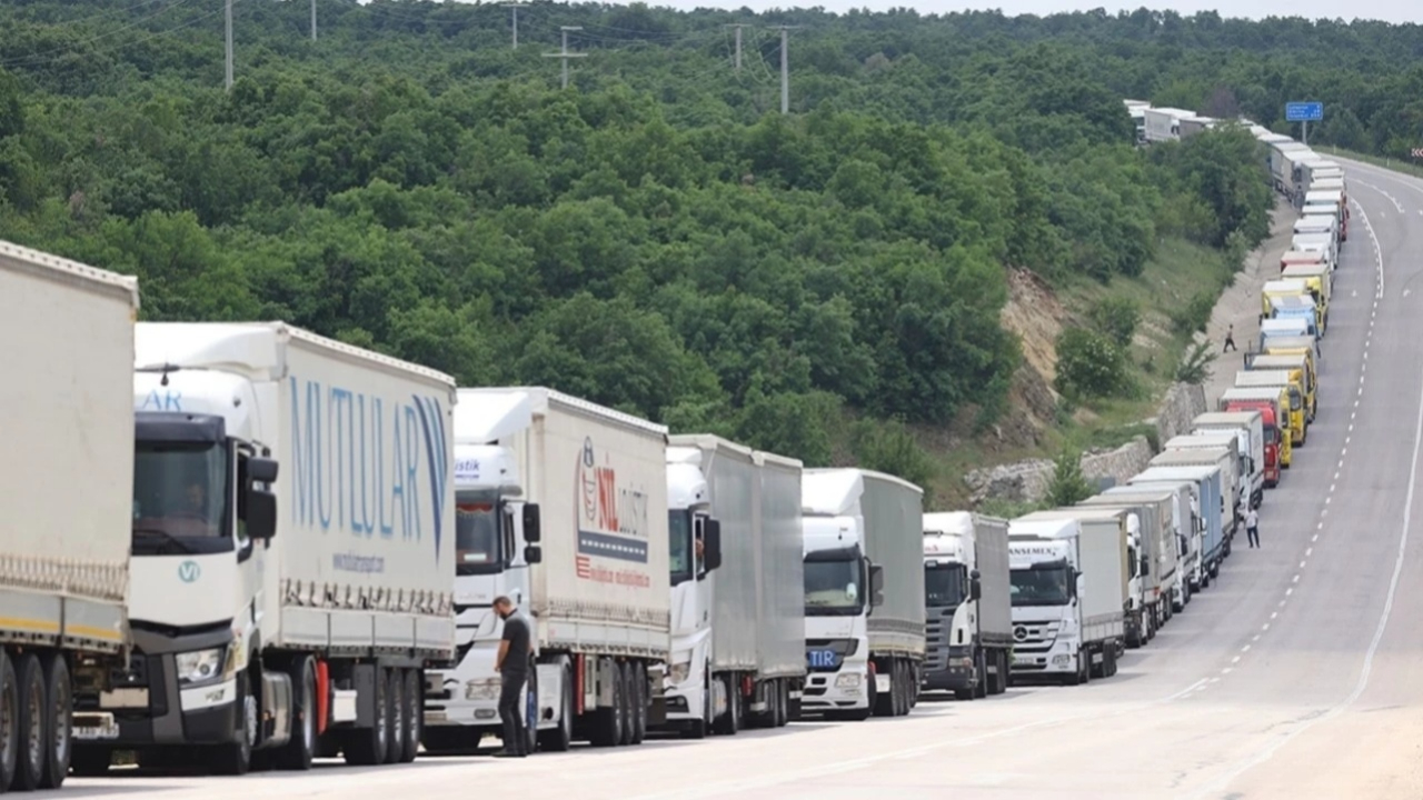 Yunanistan'da çiftçi grevi tırları durdurdu! İpsala ve kipi kapılarında uzun kuyruklar oluştu! Ticaret Bakanlığı devreye girdi