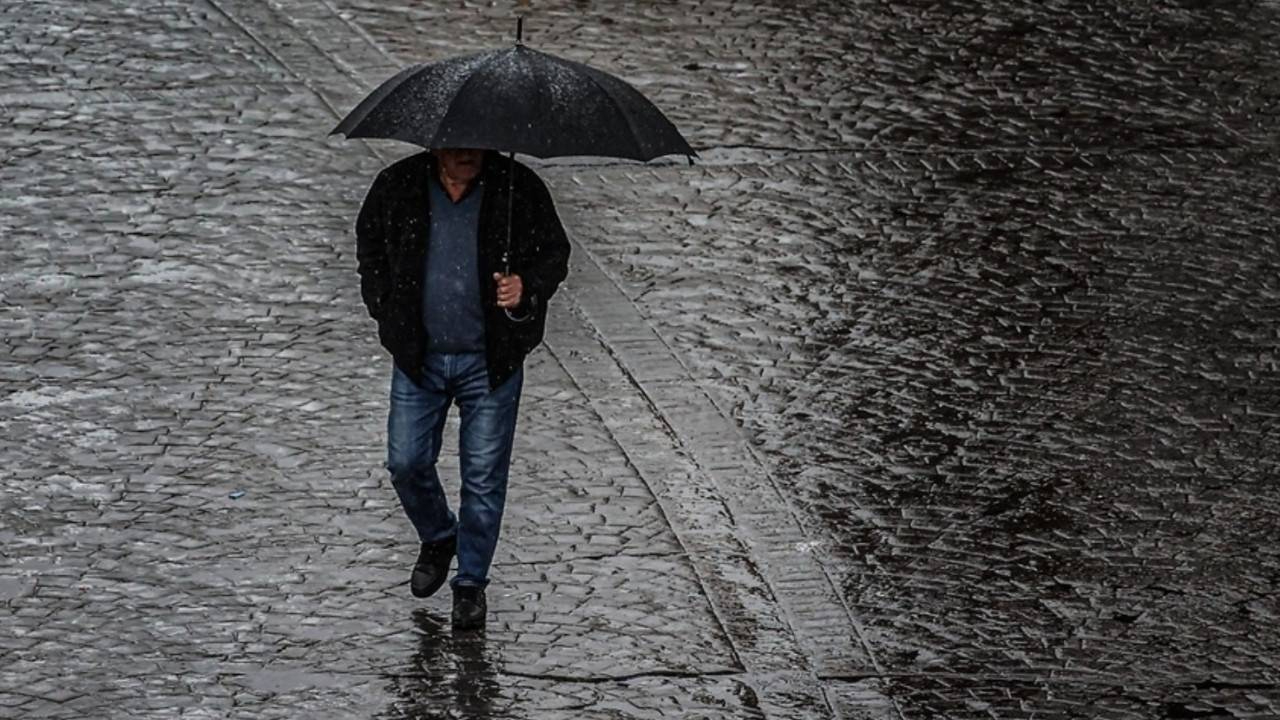 Meteoroloji’den tüm Türkiye’ye alarm: Kuvvetli yağış ve fırtına yolda! İl İl uyardı