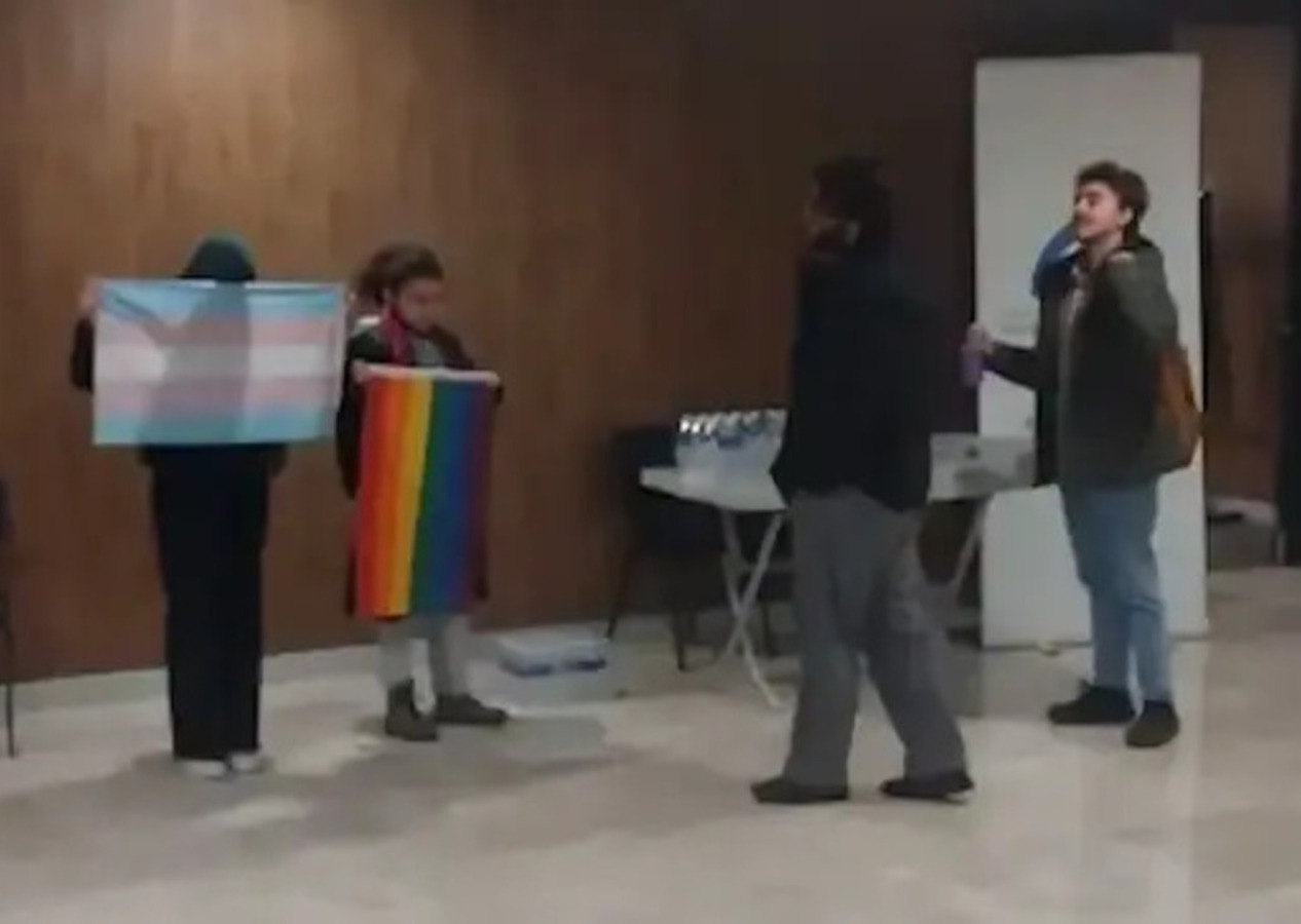 İstanbul Medeniyet Üniversitesi'nde düzenlenen aile temalı etkinliği LGBT destekçisi bir grup bastı
