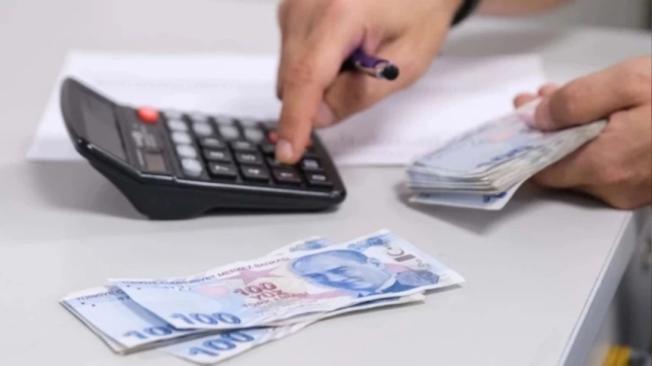 Merkez Bankası faiz indirimi beklentisi bankaları harekete geçirdi! 800 bin TL'nin aylık faiz getirisi belli oldu! Hangi banka ne kadar faiz veriyor?
