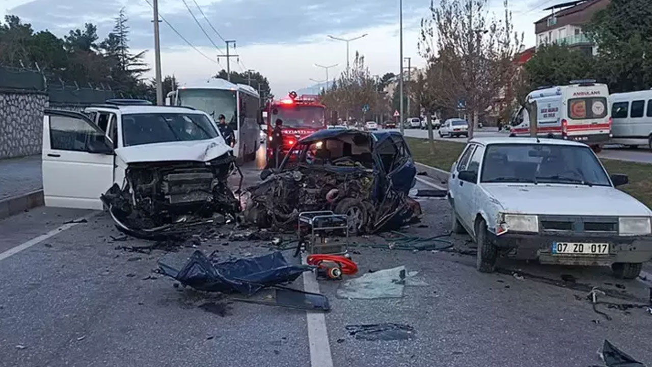 Burdur'da korkunç kaza: 2 ölü, 3 yaralı