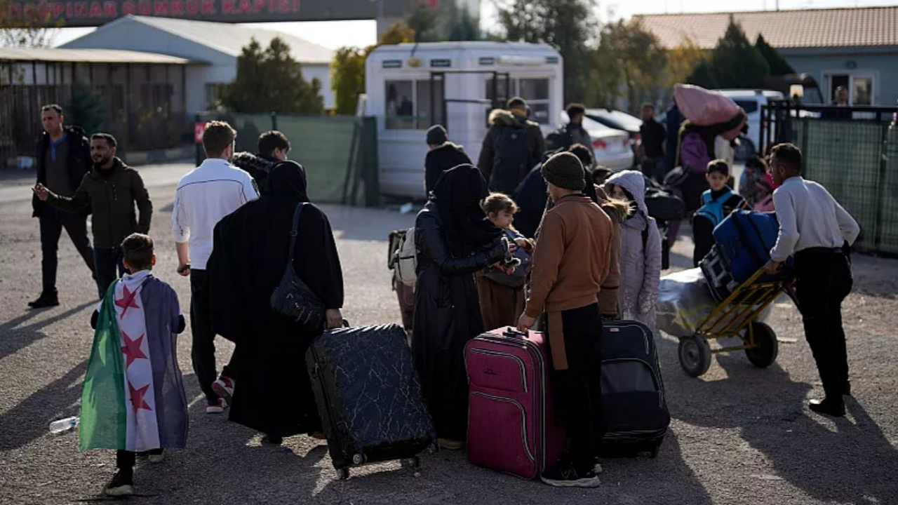 Esad'in devrilişinin 1. yılı! 3 milyon 300 bin Suriyeli evinde döndü