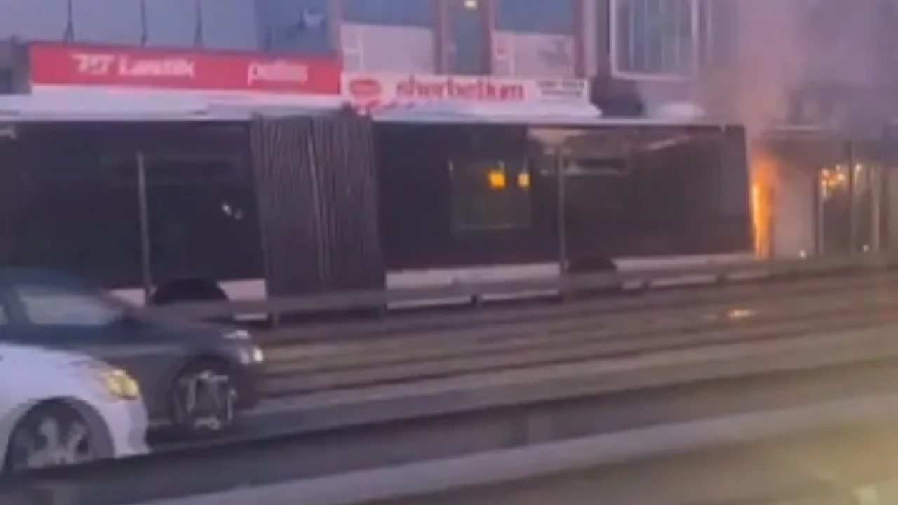 CHP’li İBB’nin bakım skandallarına bir yenisi daha! Küçükçekmece’de metrobüs alev aldı