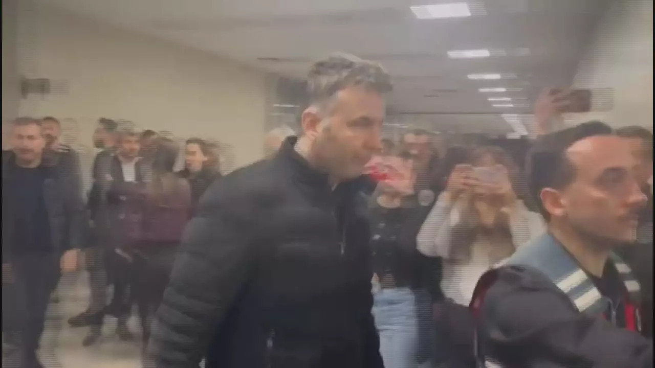 Uyuşturucu soruşturmasında gözaltına alınan gazeteci Mehmet Akif Ersoy dahil 8 kişi adliyeye sevk edildi