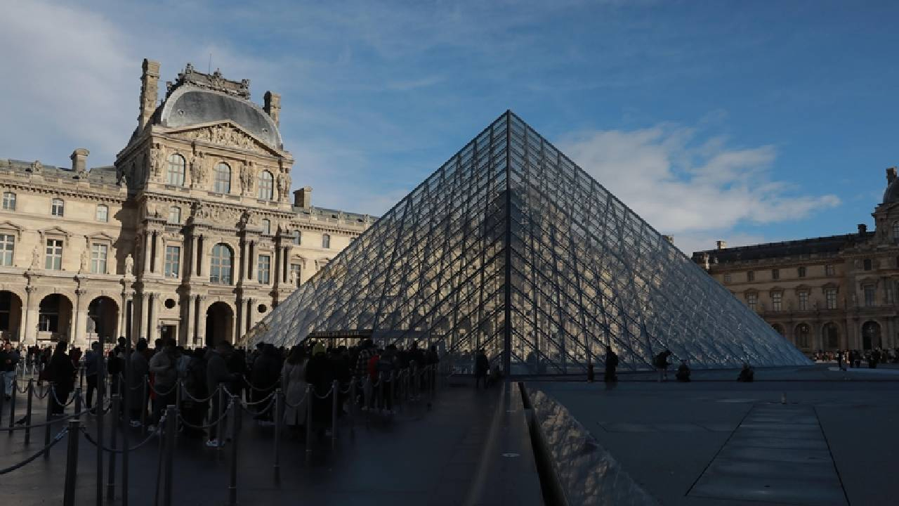 Soyuldu, su bastı, şimdi de... Louvre Müzesi'nde neler oluyor? Çalışanlar 15 Aralık'ta greve gidiyor