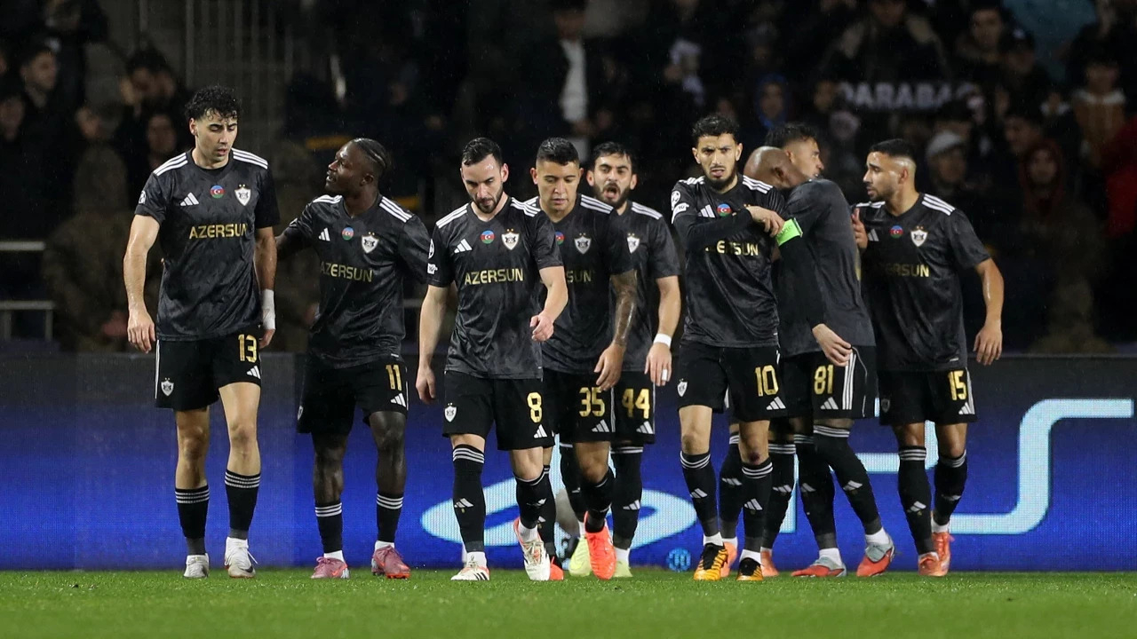 Ajax ilk galibiyetini aldı, öne geçen Karabağ son dakikalarda yıkıldı