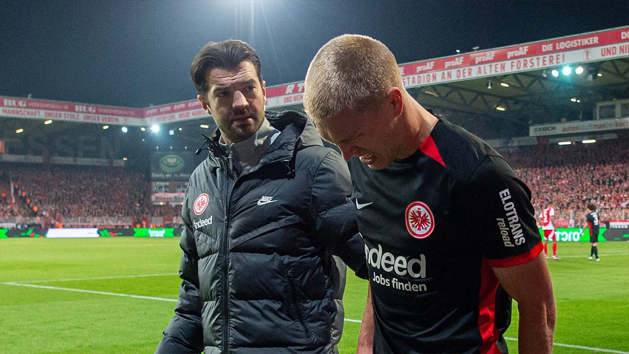 Rakip takımın oyuncusunu tedavi ettiği için kovuldu