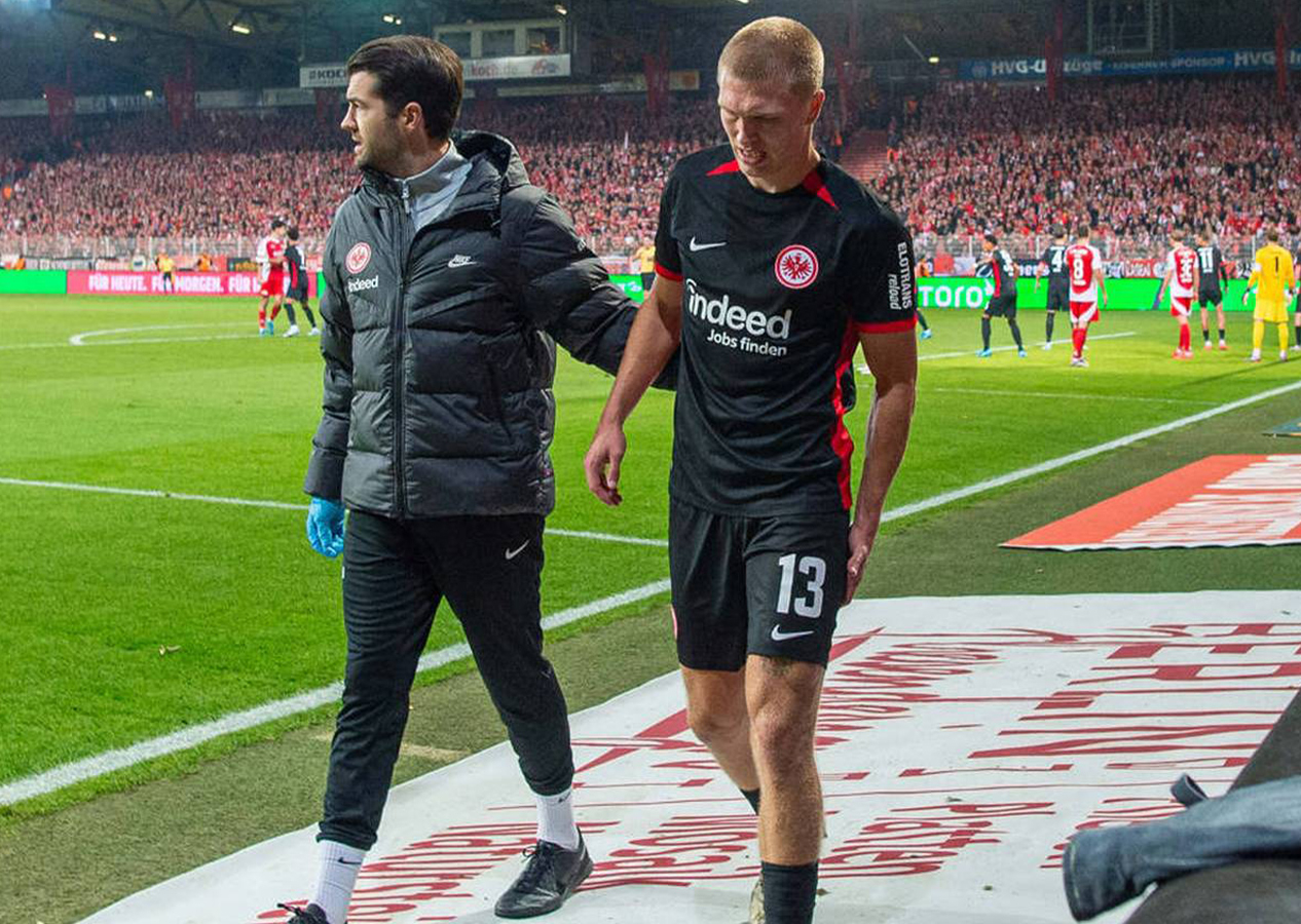 Rakip takımın oyuncusunu tedavi ettiği için kovuldu