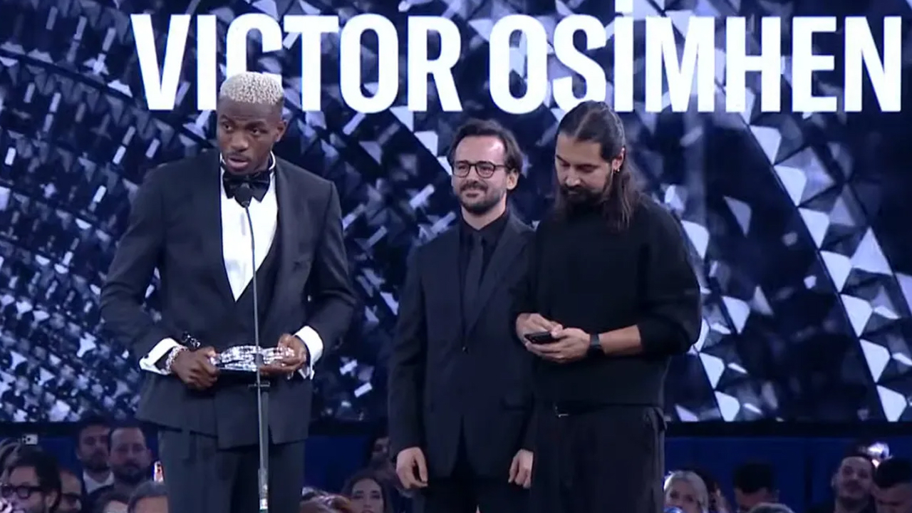 Victor Osimhen Türkiye'de yılın sporcusu ödülünün sahibi oldu