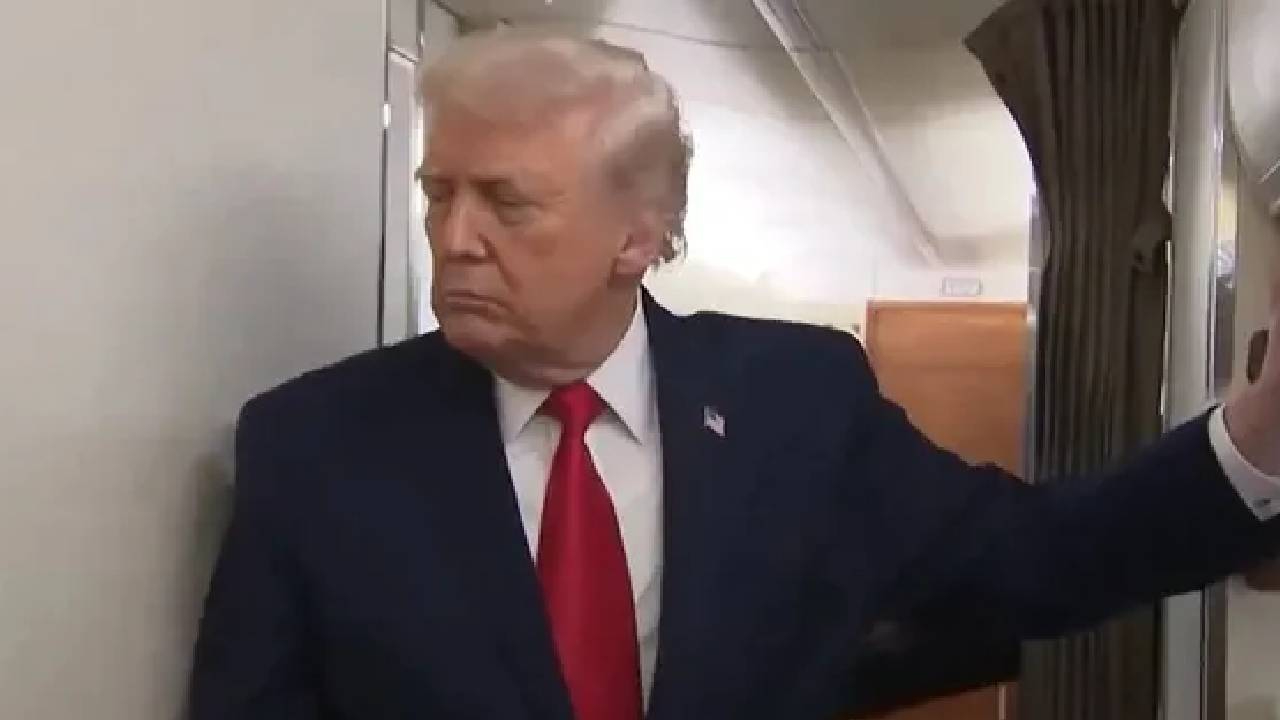 Sosyal medya bu görüntüler konuşuyor! Trump konuşurken tuvalet kapısı üzerine çarptı: Uçakta şaşırtan anlar