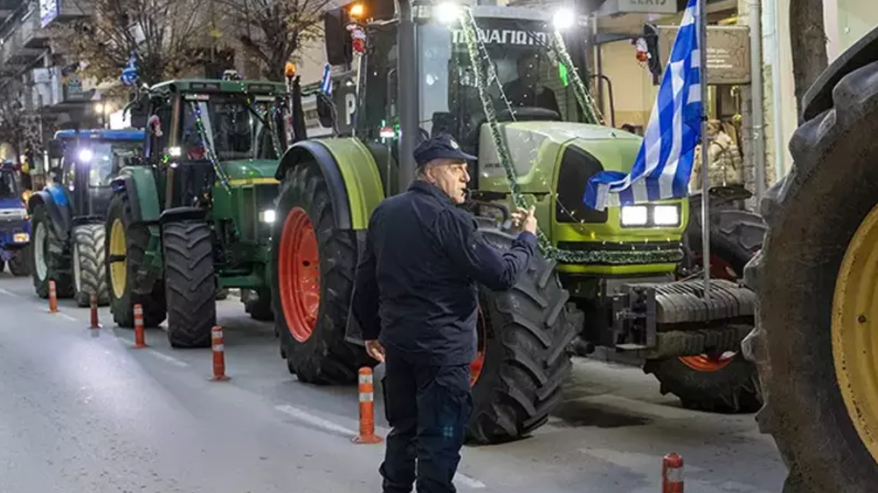 Yunanistan karışıyor! Çiftçiler milletvekili bürolarını bastı: Traktörlerle şehri kilitlediler