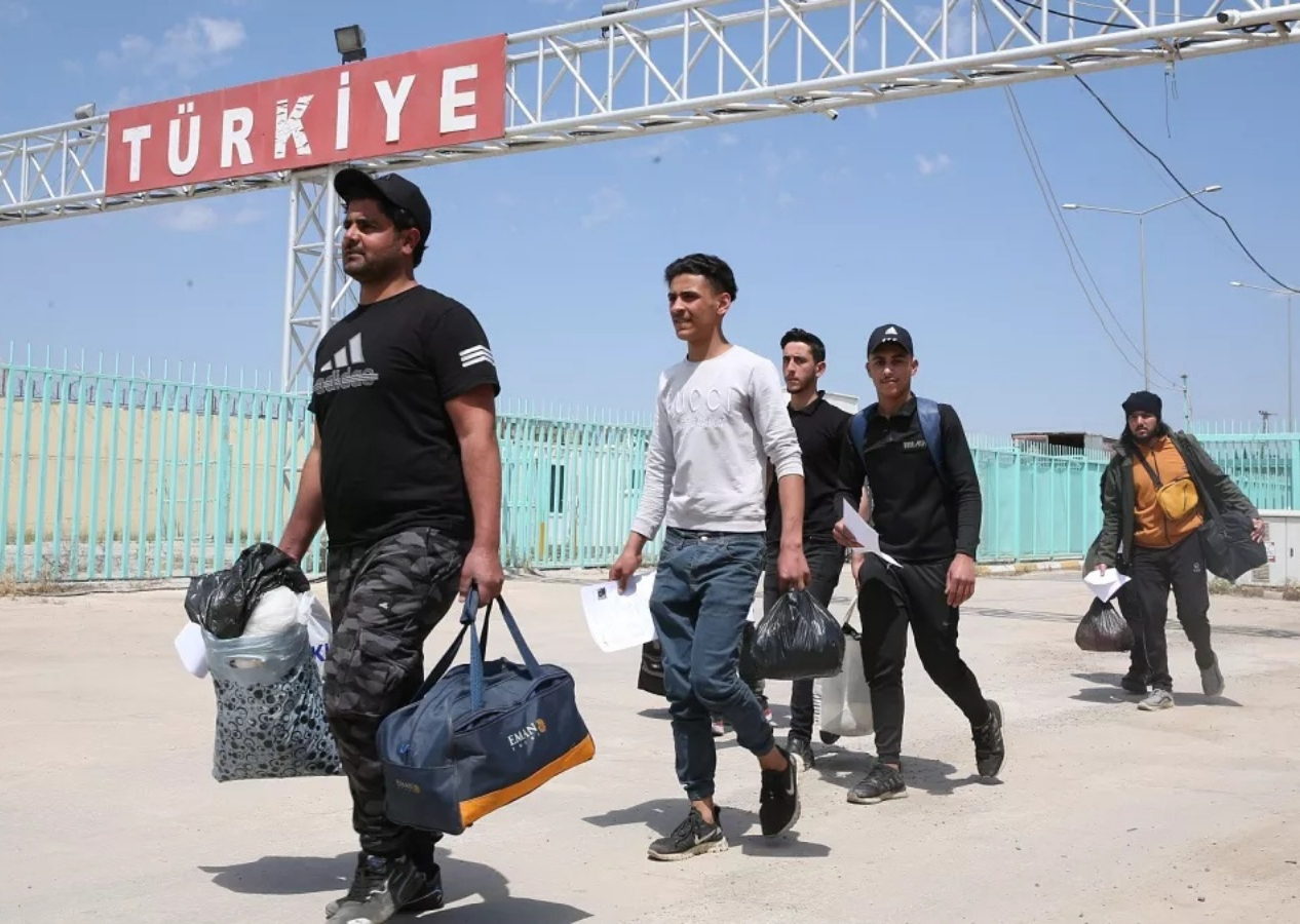 Suriyeliler için kritik adım! Erdoğan'ın talimatıyla yeni model: İkamet izni alamayanlar kaçak sayılacak, 1 Ocak'tan itibaren ücretli olacak...