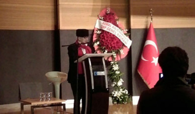 Yalçın Küçük, Kılıçdaroğlu'nun çelengini gösterip "Bu da var" dedi salon karıştı... / VİDEO