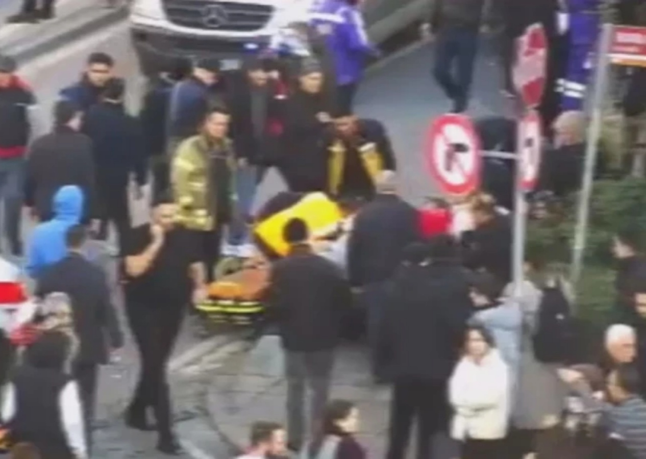 Şişli’de yaya geçidinde dehşet: Otomobil kalabalığın arasına daldı, 2 kişi öldü! İşte ilk görüntüler