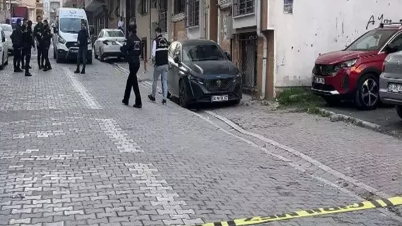 Sokak ortasında dehşet! Esenyurt’ta motosikletli saldırgan kurşun yağdırdı: 3 yaralı