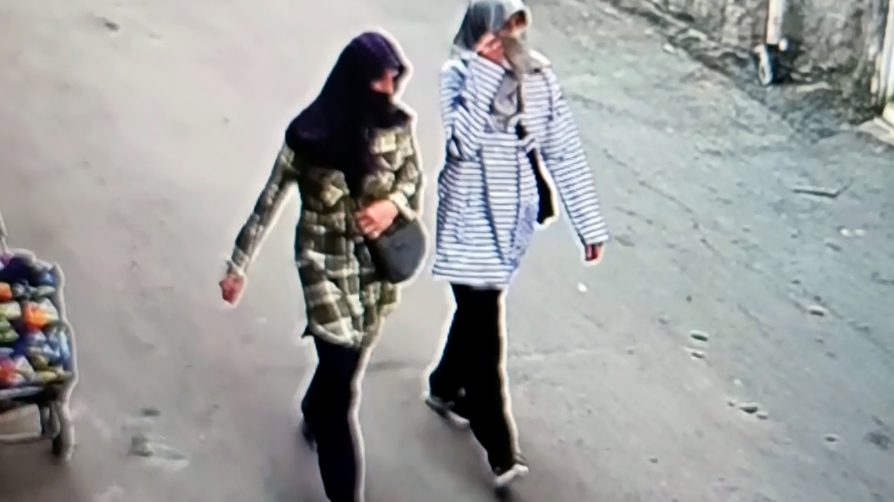 Adana’da akılalmaz hırsızlık! Anne–kız eşarpla girip 670 bin liralık altın çaldı