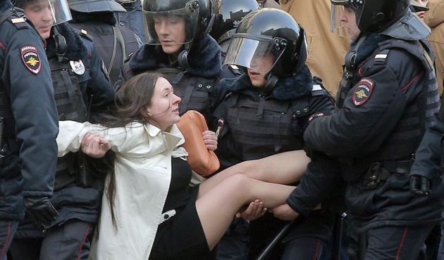 Rusya'da Putin protestosuna polis müdahalesi...