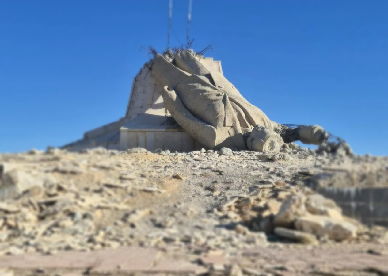 Bir heykelin anlattığı çöküş: Esad’ın dev anıtı bir yıl sonra hala devrik halde, Baas rejimi ise tarihin çöplüğünde...