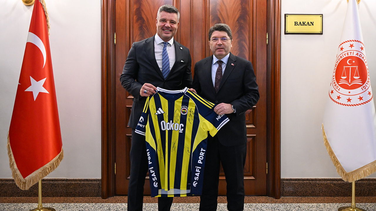 Adalet Bakanı'na Mert Hakan Yandaş imzalı forma