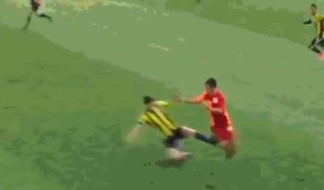 U17 derbisinde öyle bir tekme attı ki... / VİDEO