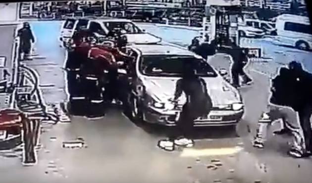 Ankara'da koltuk değnekli iki gaziyi tekme tokat dövdüler / VİDEO