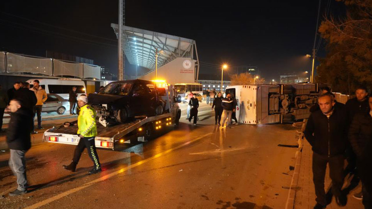 İşçi servisi ile otomobil çarpıştı: Çok sayıda yaralı var