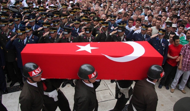 Teröristlerden üs bölgesine sızma girişimi: 1 şehit...