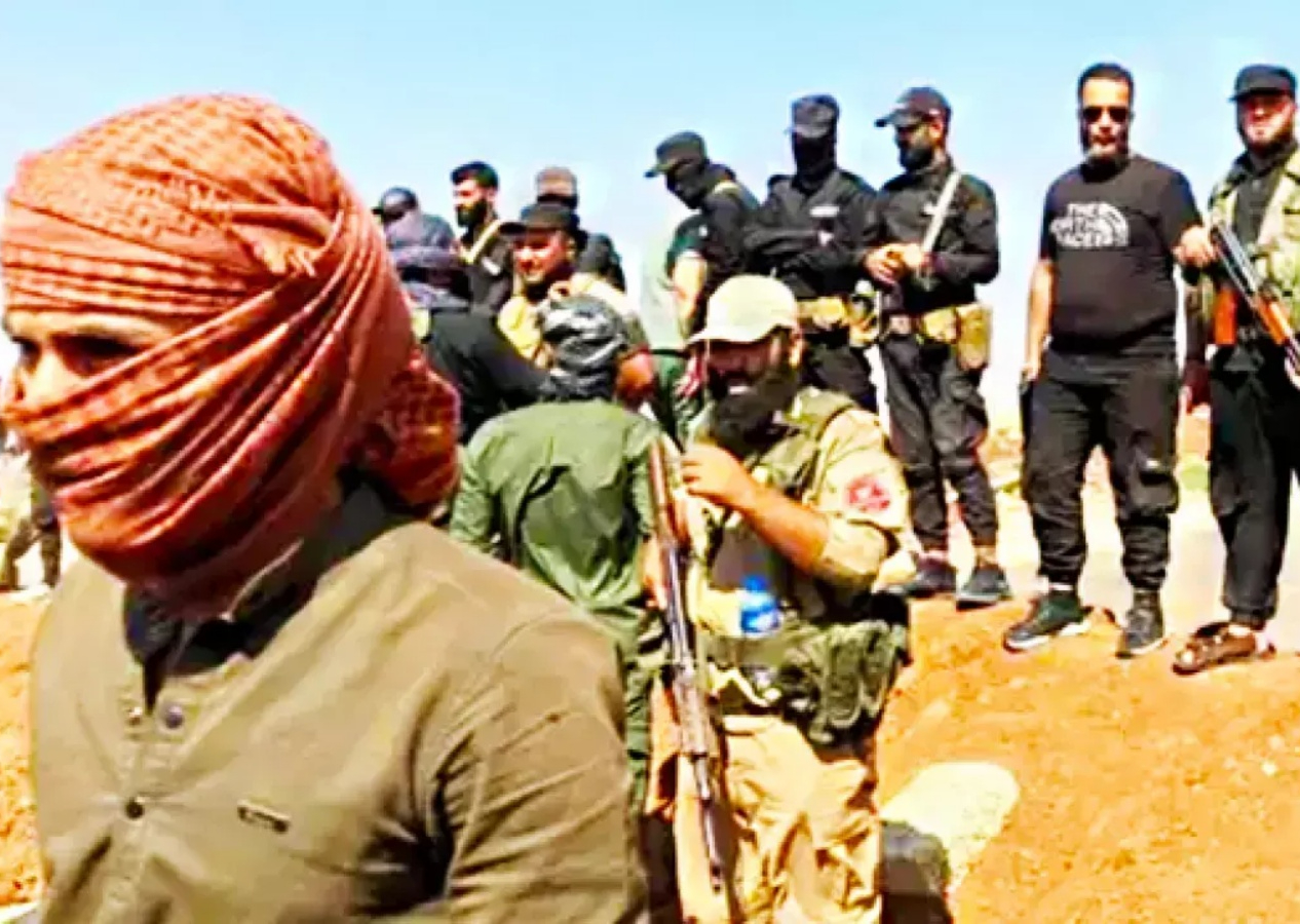 Suriye’de dengeleri sarsan kopuş: 4 bin 500 kişilik Suvvar Rakka Grubu PKK-SDG’den ayrıldı, Şam’a bağlılığını ilan etti!