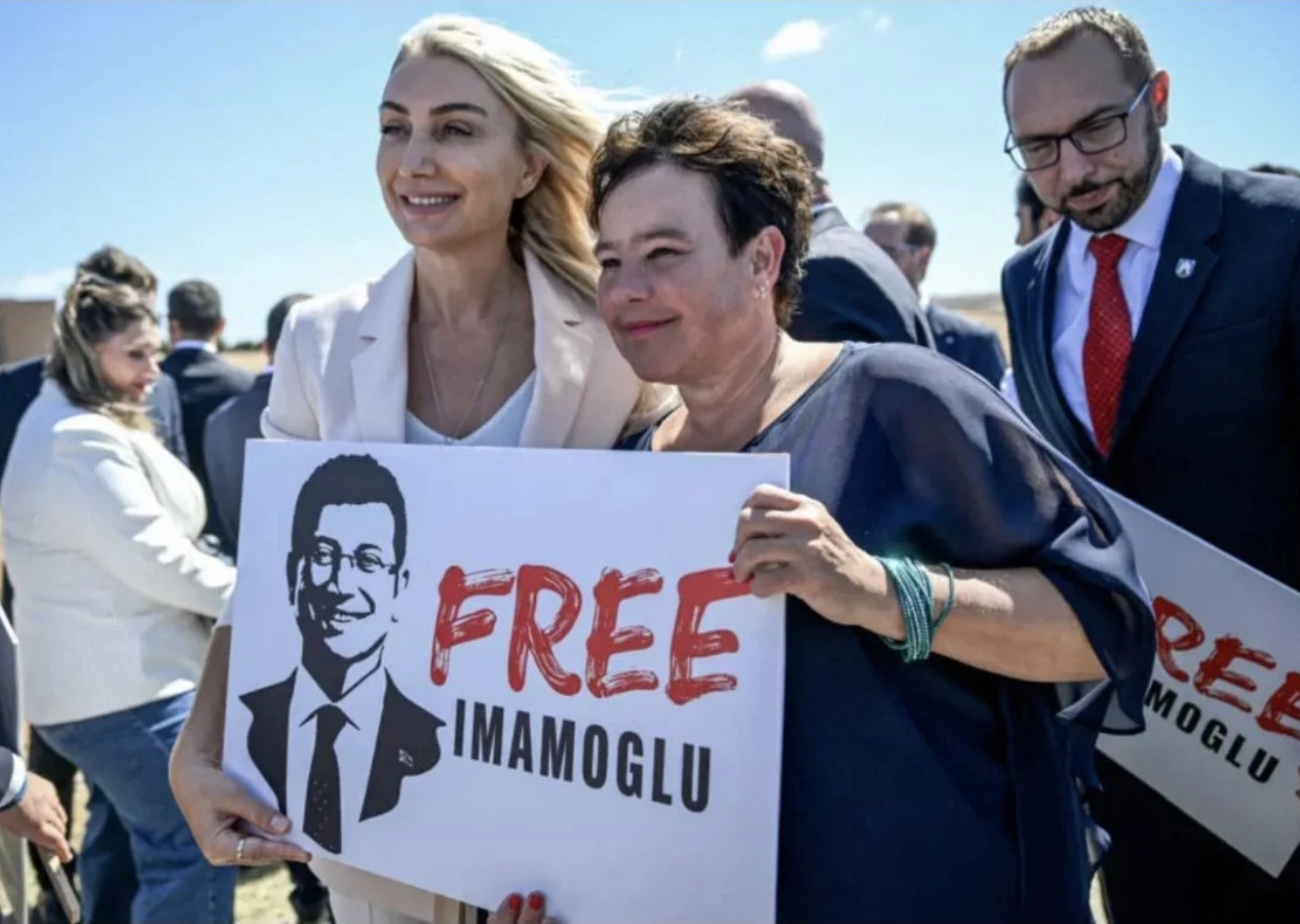 CHP’nin yurt dışı hattında bu kez eşler sahnede! Dilek İmamoğlu Avrupa'ya sitem etti: Sessizlik hayal kırıklığına uğrattı!