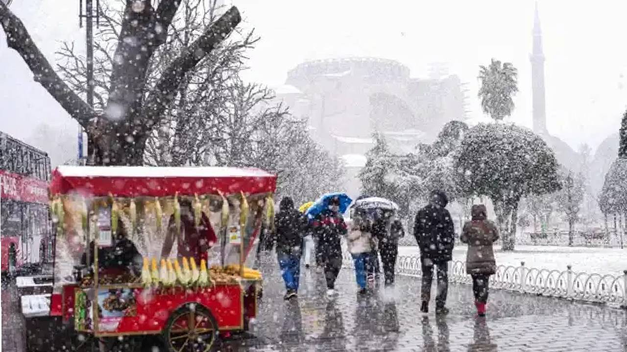 Yeni yıla bembeyaz girilecek! İstanbul’a kar geliyor! Meteoroloji sarı kodla uyardı: İşte o tarih...