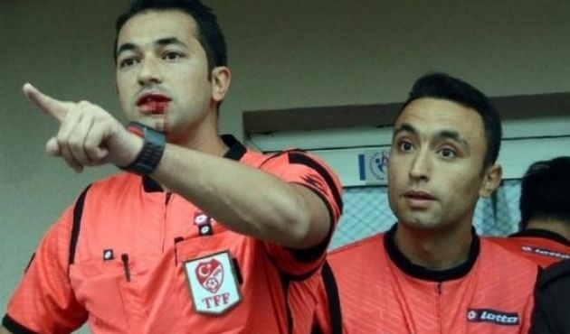 Kart görünce çıldıran futbolcu hakeme kafa attı!
