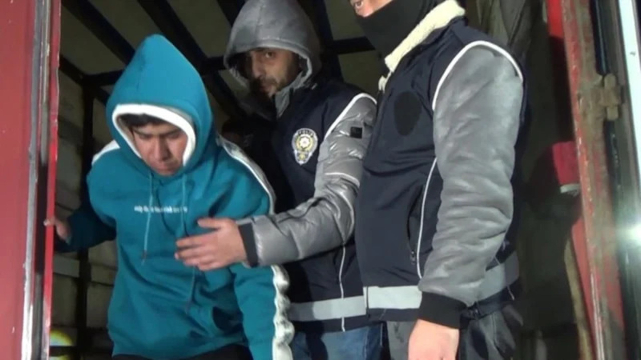 Erzurum'da gümrük mühürlü tırda 23 düzensiz göçmen yakalandı