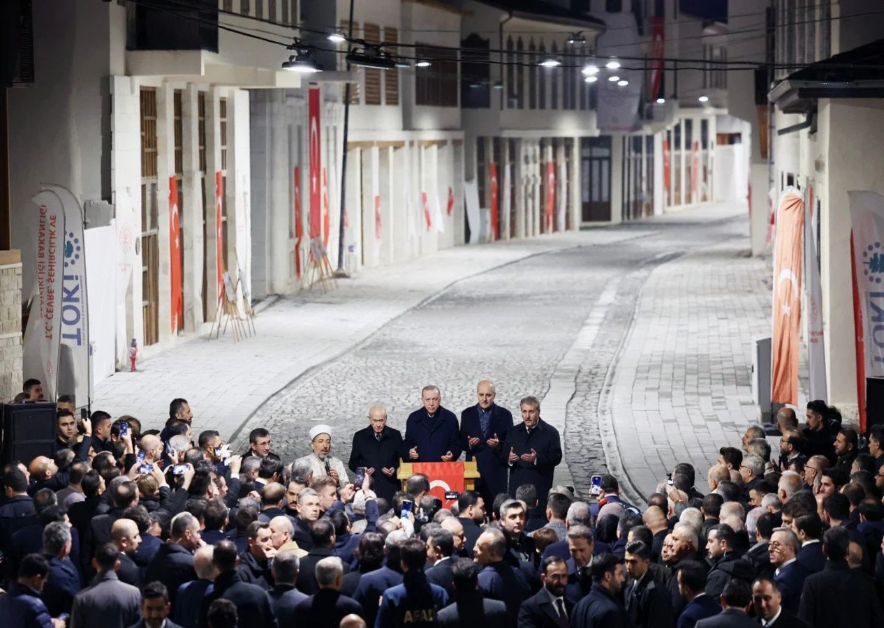 Cumhurbaşkanı Recep Tayyip Erdoğan, Hatay'ın cazibe merkezi olan Kurtuluş Caddesi'ni yeniden ışıklandırdı