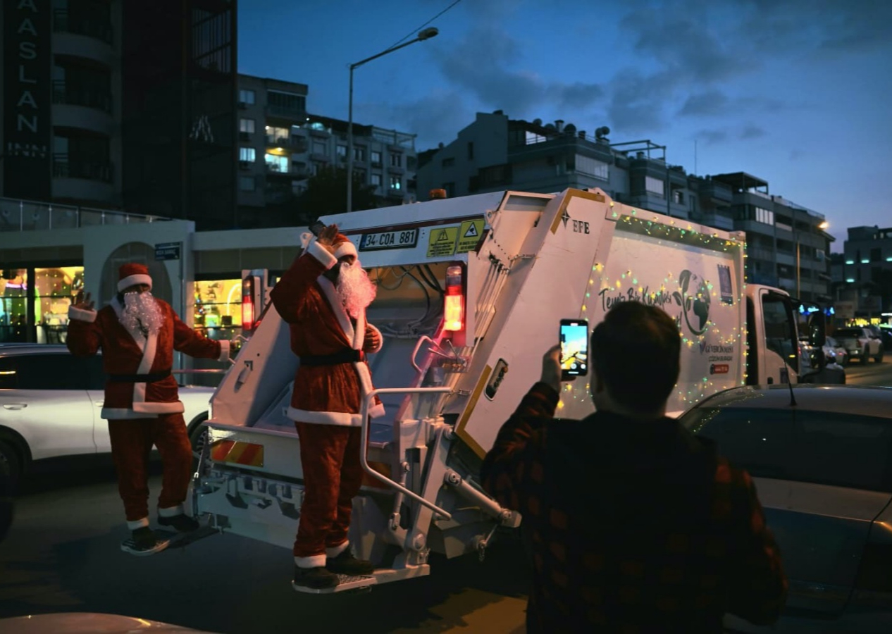 İcralık Kuşadası Belediyesi’nden tepki çeken yılbaşı hamlesi: 52 milyonluk borca rağmen Noel Baba’lı süsleme
