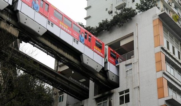 Çin'de içinden tren geçen bina