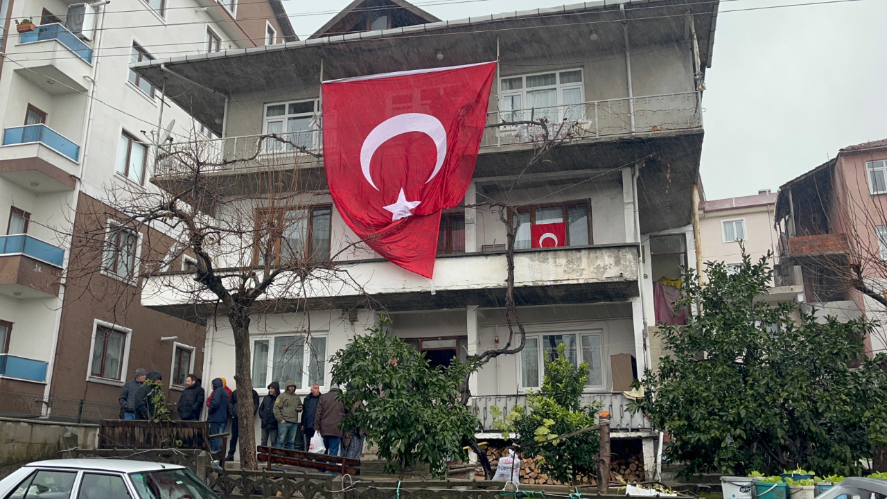 Şehadet haberi Düzce’ye ulaştı! Turgut Külünk’ün baba evine ateş düştü: Evine Türk bayrağı asıldı
