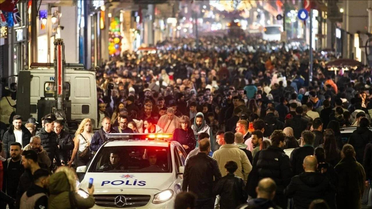 Yılbaşında kuş uçurtulmayacak! Türkiye genelinde üst düzey güvenlik: 12 bin nokta ve 325 bin personel görev alacak