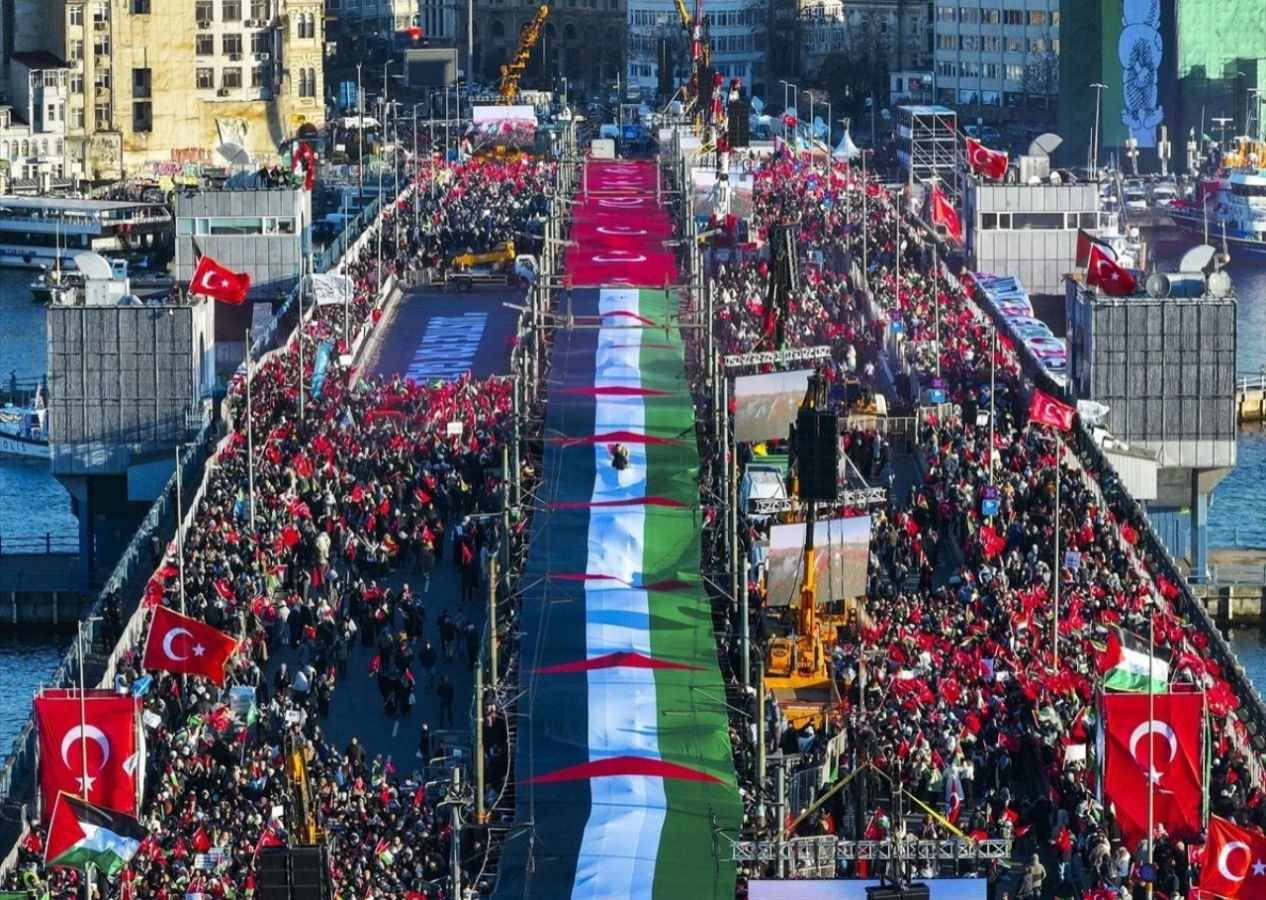 Galata Köprüsü'nde Filistin için tarihi buluşma! Büyük Gazze Yürüyüşü başladı... SuperHaber olarak alandayız!