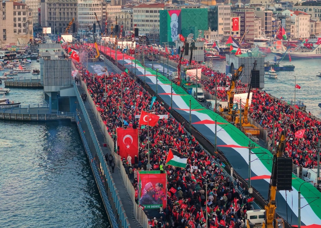Türkiye susmadı, Gazze'yi unutmadı! Galata'daki tarihi buluşma manşetlerde...