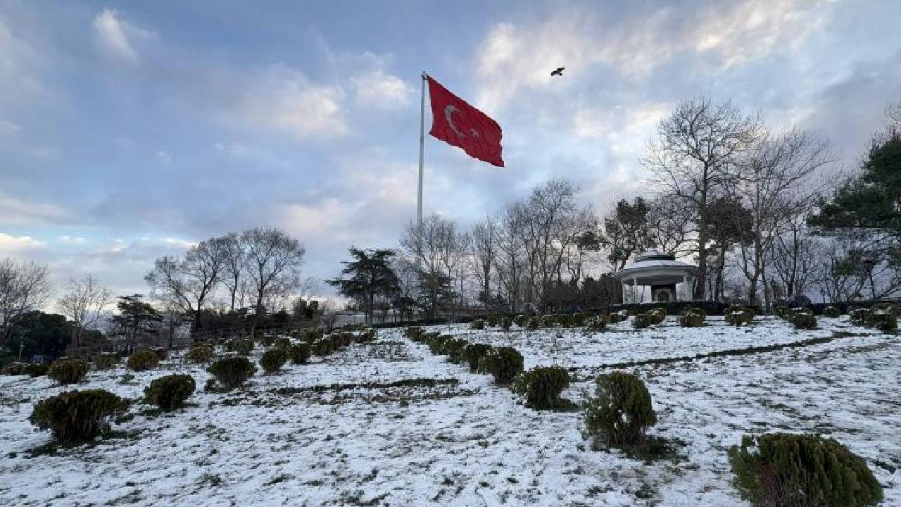 AKOM uyardı... Soğuk hava alarmı! Kar yağışı trafiği felç etti: “Hafif başlayıp kuvvetlenecek"